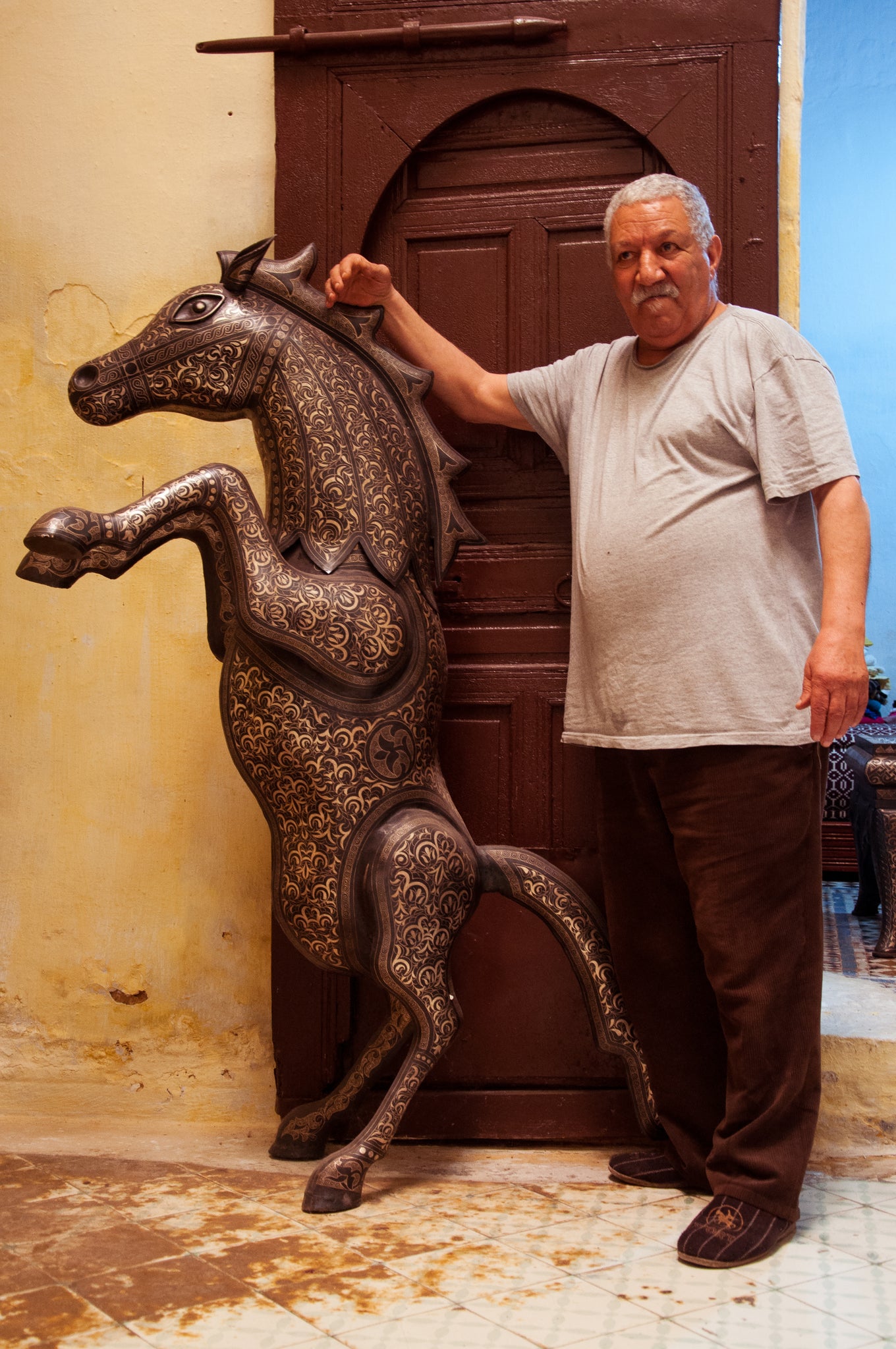 Damascene Artisan Abdel Jalil posing with chef-d'oeuvre Damascene Horse