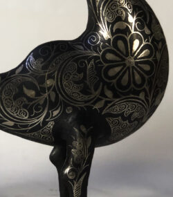 Damascene medium Peacock Sculpture – Silver Inlay Metal Peacock Statue, Rare Artisan Masterpiece from Meknes - Image 4